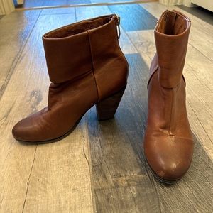 Vince Camuto Fall Ankle Boot Gorgeous Medium  Brown Soft Leather W/ Chunky Heel